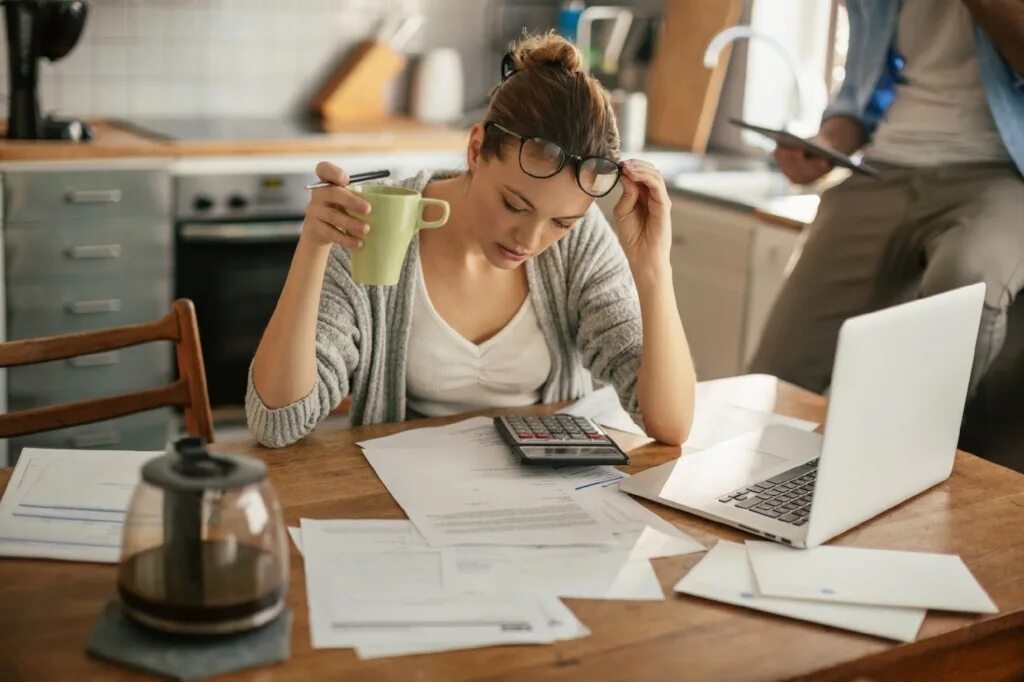 Вкус жизни фильм 2017. Жизненные истории слушать. Воспоминания о любви. Рассказывая жизнь блог. Человек с ноутом вид сверху.