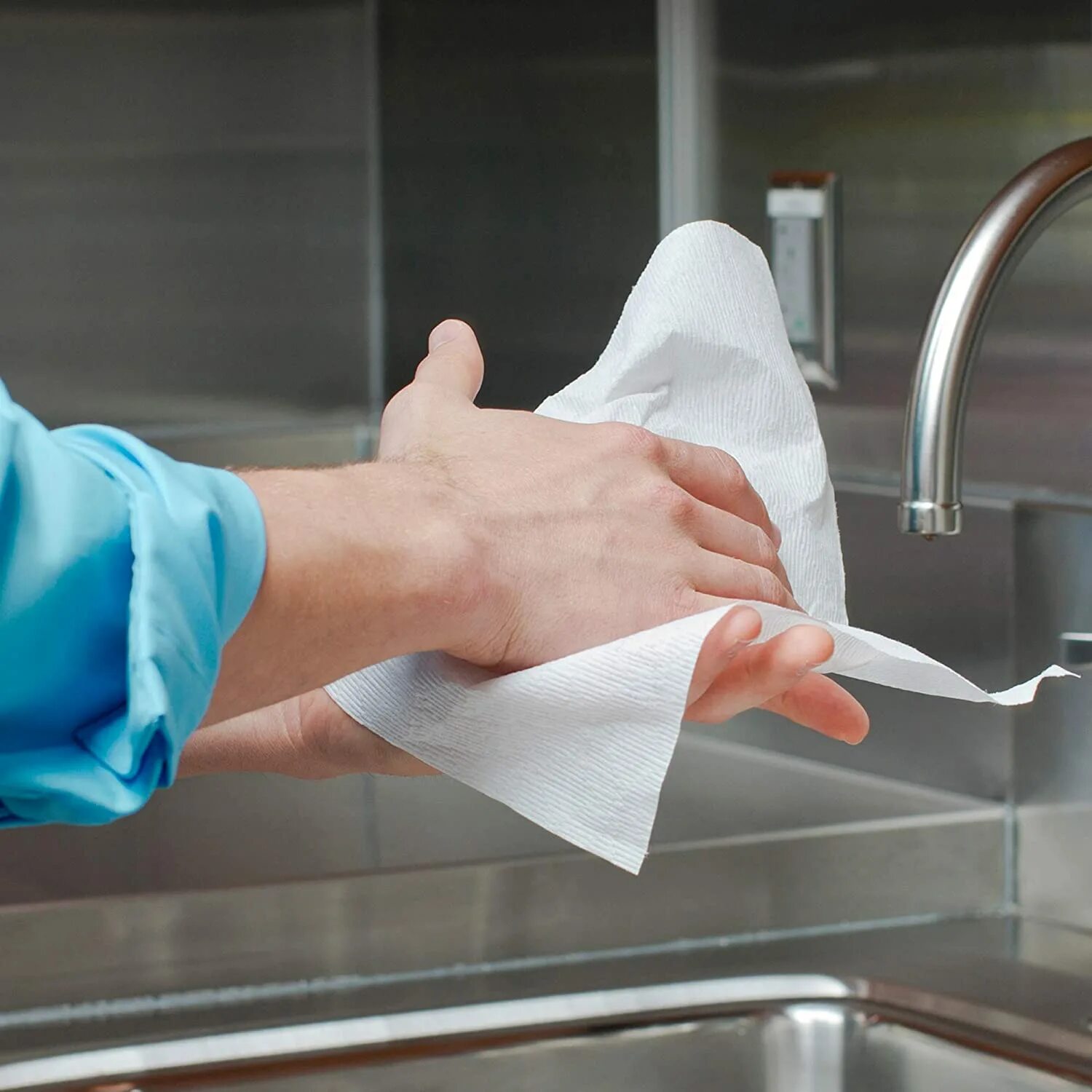 Вытирание полотенцем. Вытирает руки. Рука с салфеткой. Вытирать руки бумажным полотенцем. Салфетка для уборки туалета.