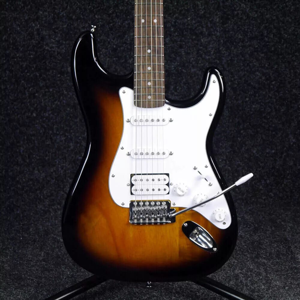 Bullet stratocaster. Magna Stratocaster Sunburst Black. Squier Bullet HSS. Squier Bullet Stratocaster HSS красная. Samick Stratocaster Sunburst Black.