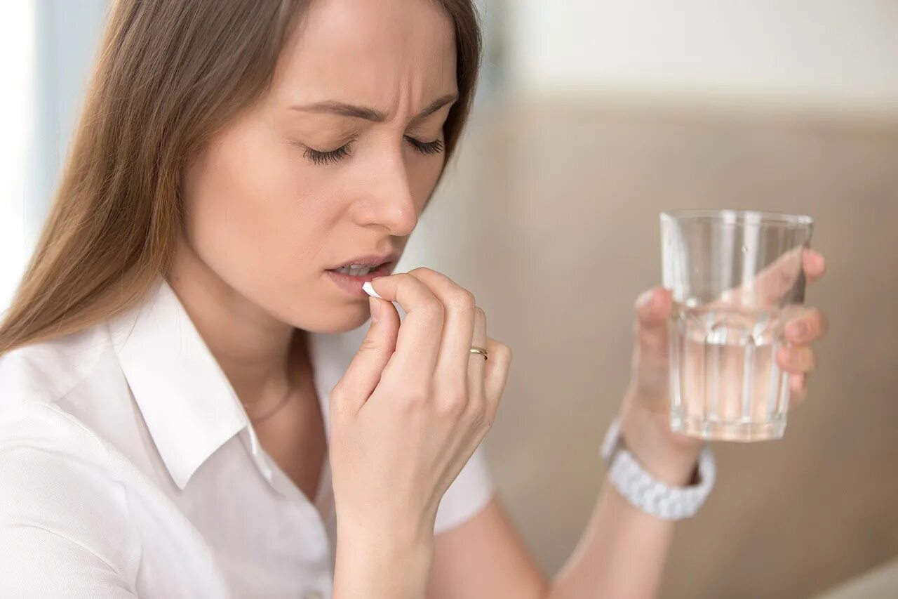 Вода в пожилом возрасте. Пациент и вода. Пожилые люди и лекарства. Больному пропил. Кормление пациента с помощью поильника.