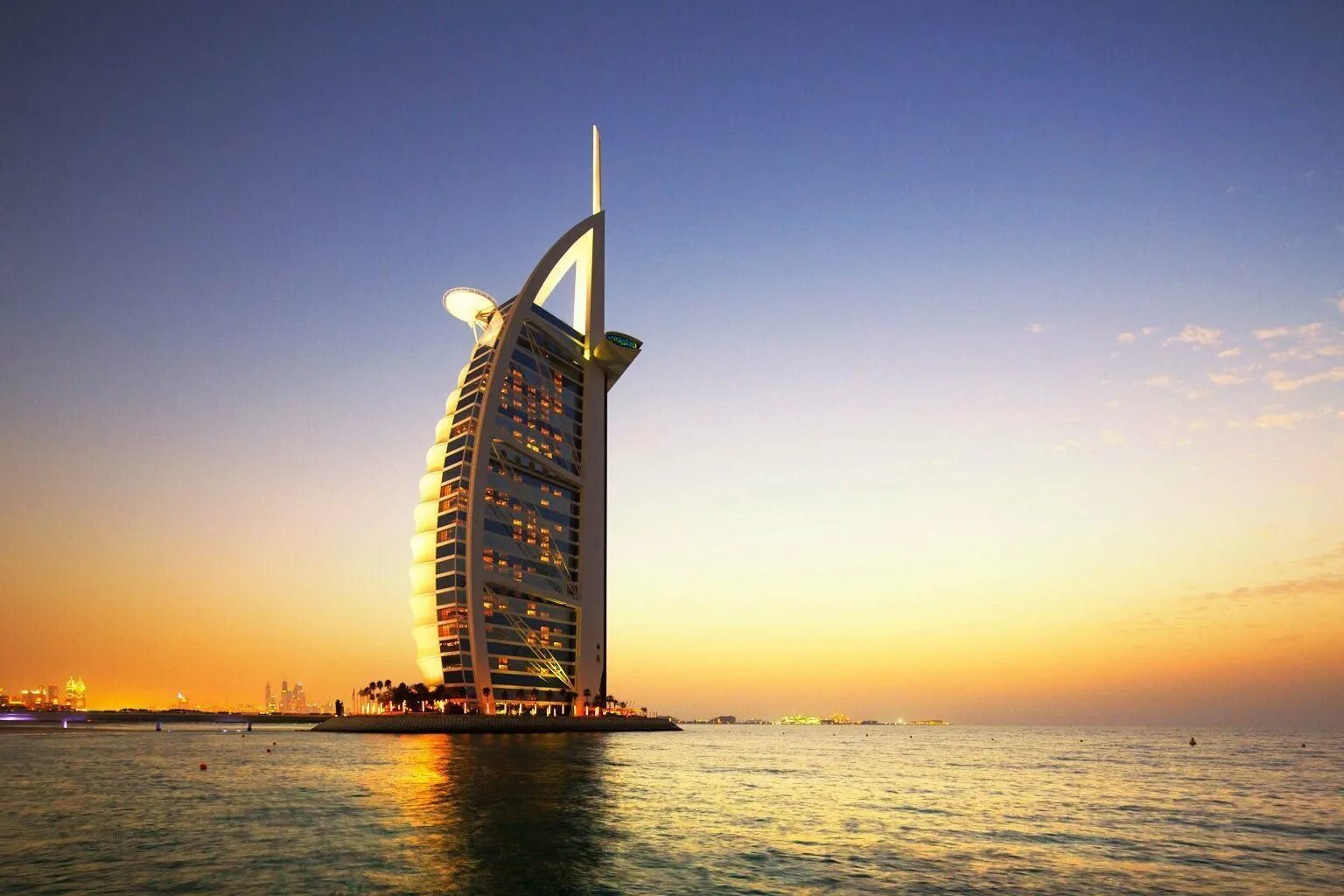 Аль араб. Здание-отель Burj al arab Дубай. Бурдж Аль Аббас. Гостиница корабль в Дубае. Здание в виде месяца.