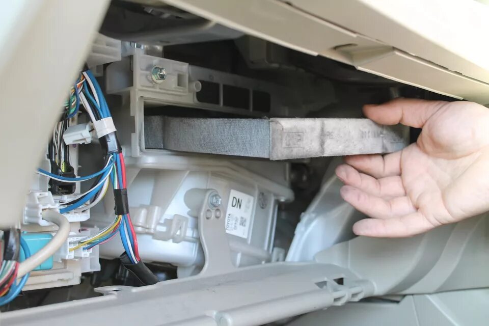 Замена салонного фильтра - Toyota Corolla Axio (E140), 1,5 л, 2007 года расходни