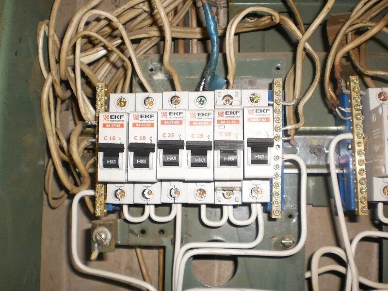 Рубильник в щитке в подъезде. Электрощит п 44. Мкм 44 щит этажный. Щиток автоматов 2тэ19м. Старый автомат в щитке.