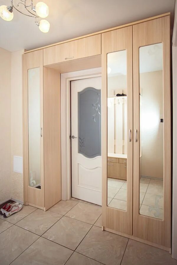 шкаф где дверь. классические встроенные шкафы. шкаф над дверью. шкаф с антресолью над дверью. шкафы прихожая неоклассика mr doors.