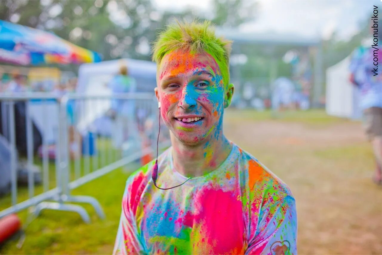 Праздник красок холи. Колор фест. Colorfest bruno сковорода. Colorfest спб 2024. Колор фест.