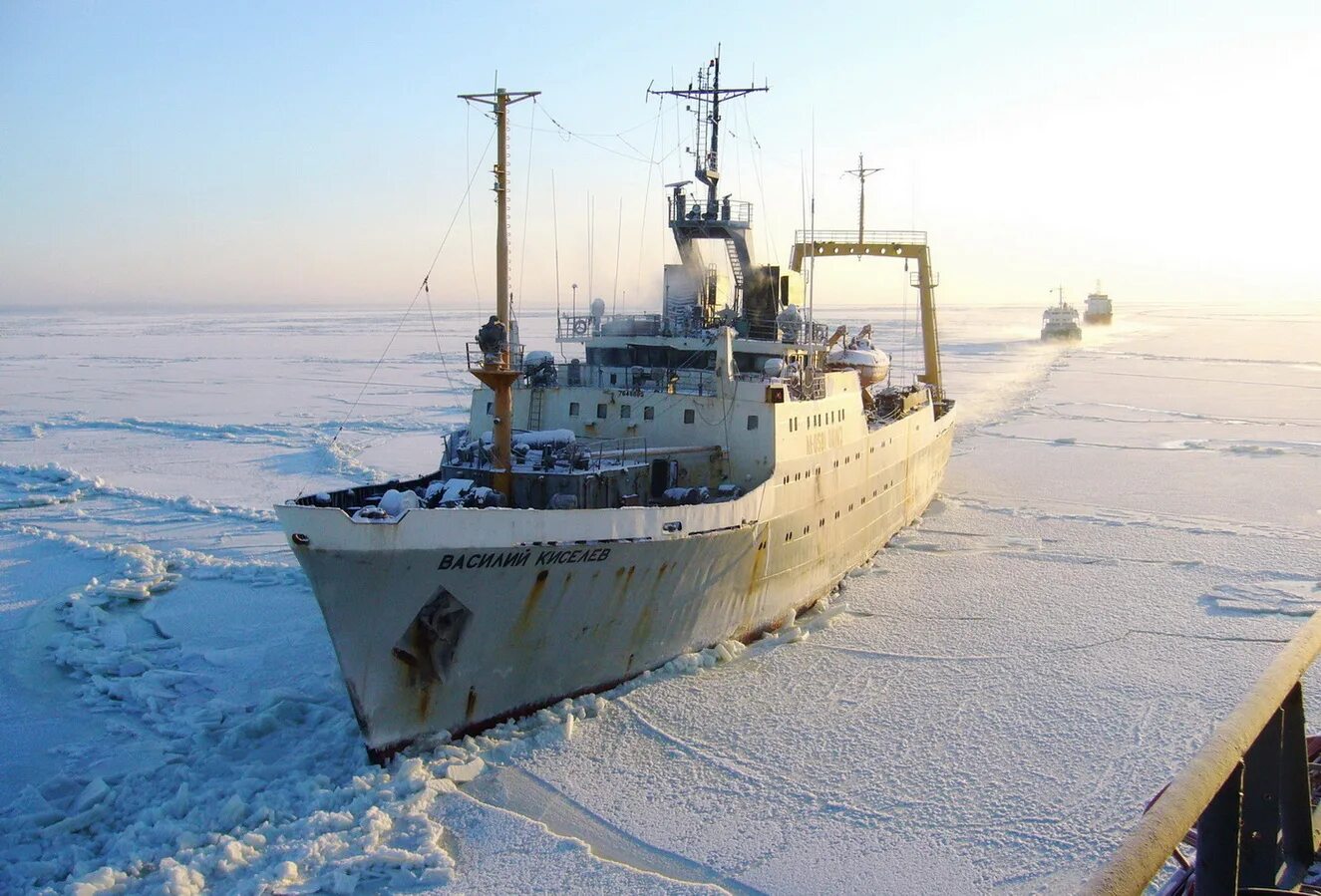 Рыболовецкий траулер БМРТ. Большой морозильный рыболовный траулер. БМРТ большой морозильный рыболовный траулер. Большой траулер