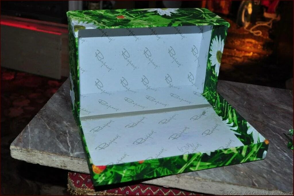 Как упаковать коробку из под обуви. Шкатулка из обувной коробки. Обклеить подарочную коробку. Обклеивание коробки бумагой. Красивая коробка для хранения.