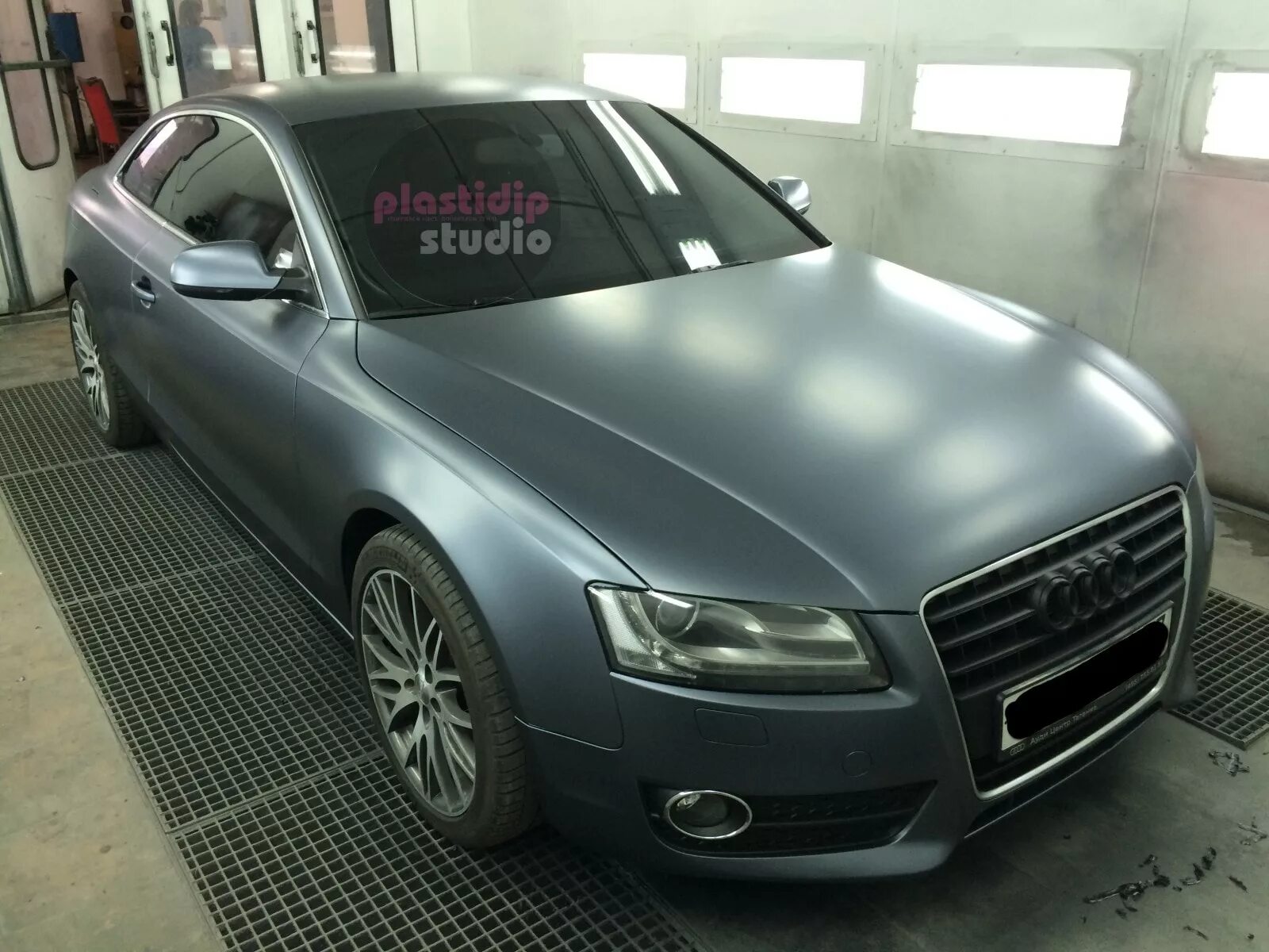 Audi a7 2021 графитовая матовая. Пластидип зеленый хамелеон. Мазда 6 в матовом сером лаке. Черный хамелеон пластидип. Infiniti qx70 в синей жидкой резине.