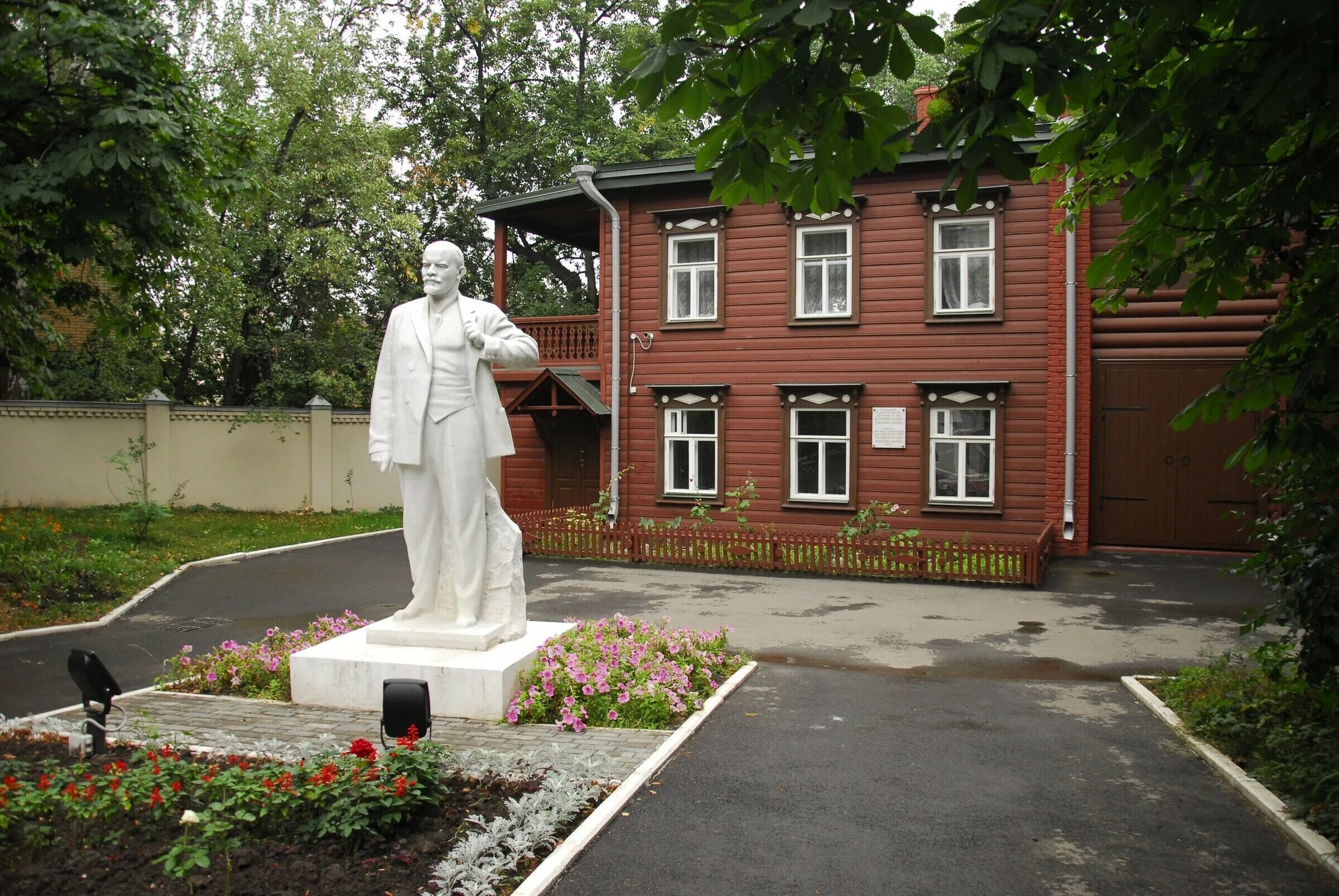 Город с домом ленина. Дом-музей в. и. ленина (казань). дом-музей ленина в ульяновске. музей ленина казань. дом-музей владимира ленина казань.