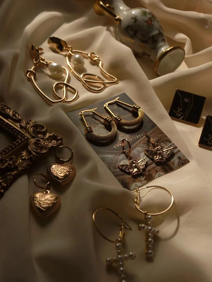 Украшение на руку. Шикарные браслеты. Кольцо (украшение). Золотые аксессуары. Красивые аксессуары в отношениях.