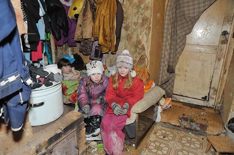 девушка живет бедно. бедная семья. нищие квартиры россиян. девушка в бедной квартире. бедная квартира.