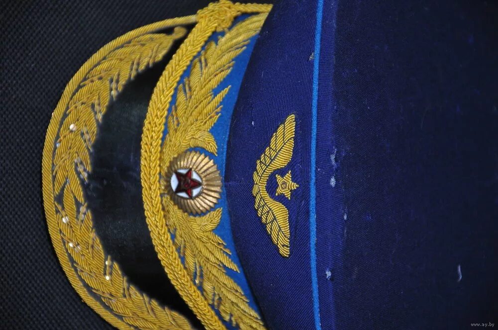 кокарда на тулью фуражки. на фуражке золотая. фуражка танковых войск советской армии. на фуражке золотая. кокарда полиции рф.
