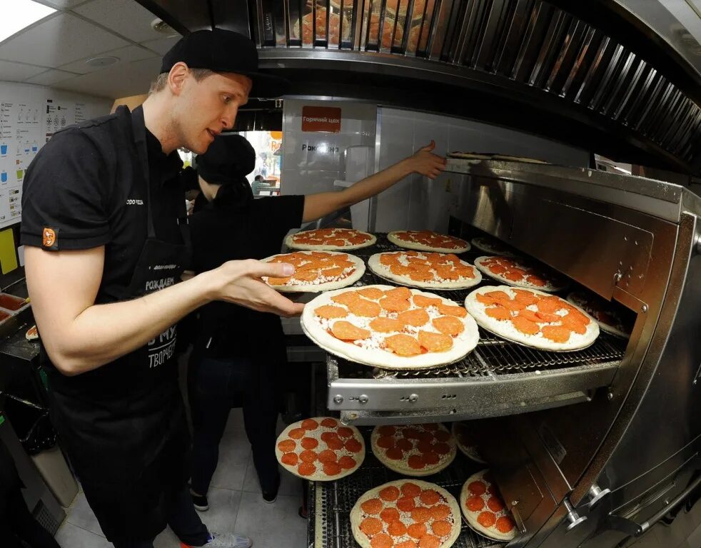 Пицца фабрика великий новгород. Пицца цех. Где работает пиццерия. Пиццерии папа джонс доминос. Сотрудники пиццерии.
