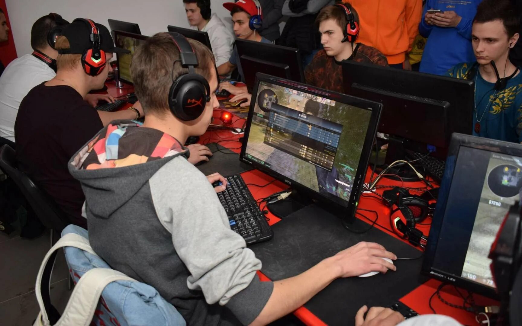 Игровой компьютерный клуб. Компьютерный клуб. Арена киберспорт пермь. Компьютерный клуб коннект. Игровой зал компьютерных игр.