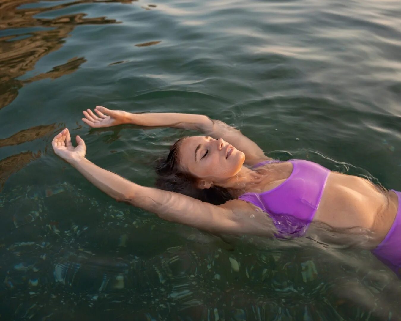 Цветущая вода в бассейне. Купаться в бассейне. Купание на воде безопасность. В бассейне вода утекла. Купаться в бассейне запрещено.