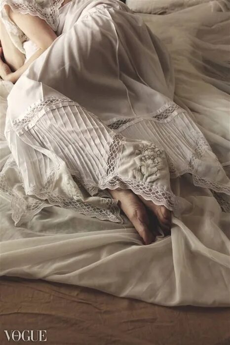 Дитя привыкшее играть. Стих о женщина дитя привыкшее. Нежный шелест. Стихотворения бальмонта о любви. О женщина.