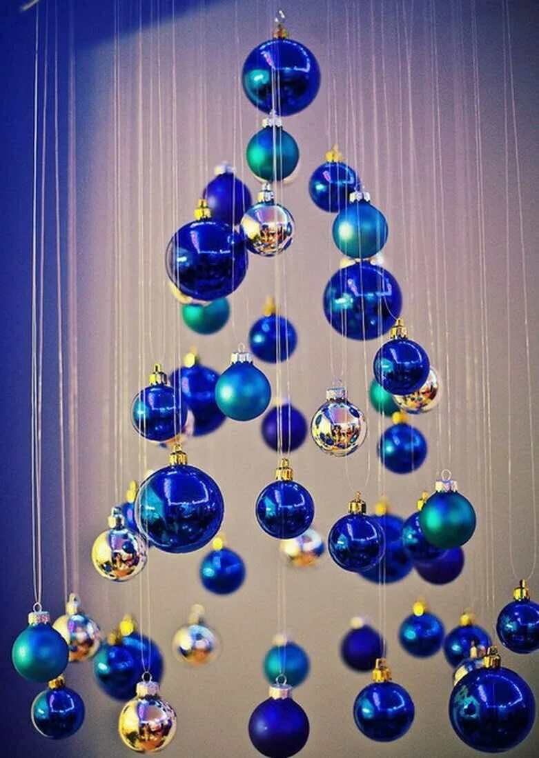 Сколько шариков на елку. Елка из шаров. Новогодние шары. Подвесная елка из шаров. Новогодняя елка из елочных шаров.
