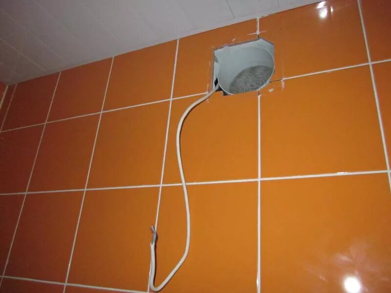 Вытяжка кабеля. Монтаж вентилятора в ванную комнату. Принудительная вытяжка в ванной. Вентилятор для вытяжки в ванной. Монтаж вытяжного вентилятора в ванной.