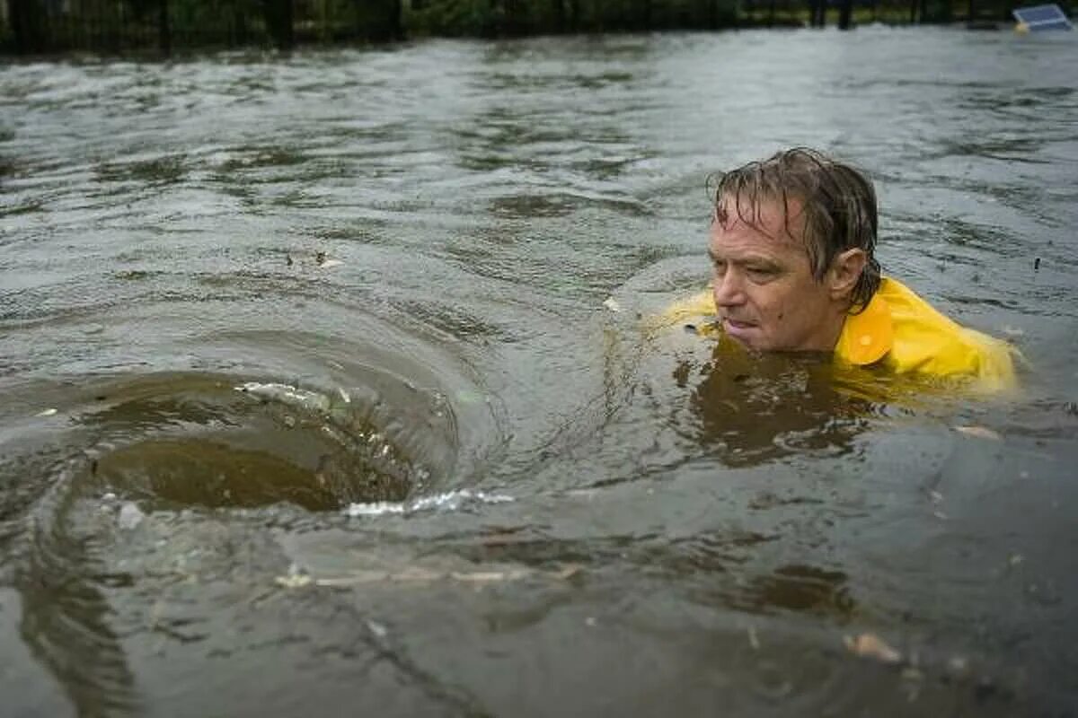 Человек водоворот. Водоворот в реке. Водоворот в речке. Человек в водовороте. Водоворот засасывает людей.