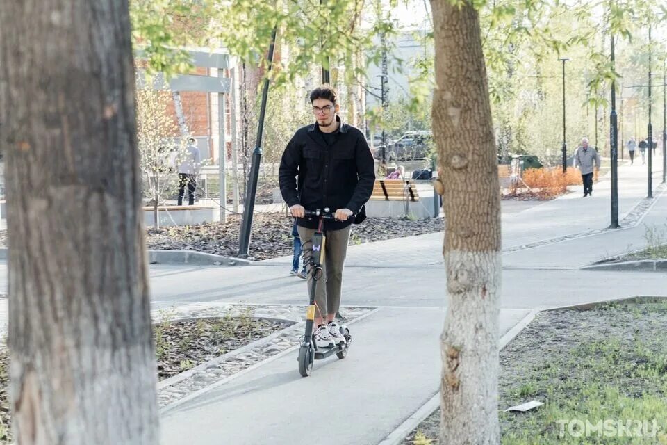 Самокат на улице. Электросамокат Томск. Электросамокаты Whoosh. Самокаты на улицах города. Когда появятся самокаты вуш