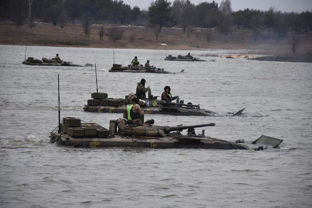 Форсирование водных преград. Военные учения на воде. Водная переправа войск. Переправа танков через реку. Утопающая украина