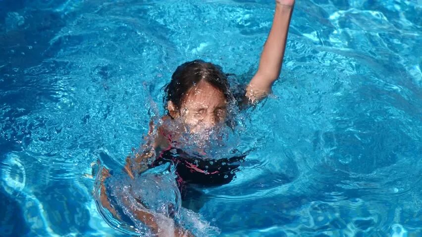 Девушка тонет в бассейне. Человек тонет в бассейне. Девочка утонула в Вассино. Утопил девушку в бассейне.