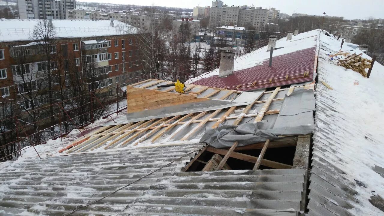 Потекла крыша в частном доме. Крыши многоквартирных домов. кровля крыши многоквартирного дома. капремонт крыши. крыша зимой.