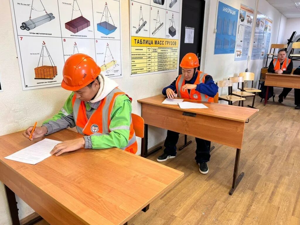 Помощник машиниста электровоза тепловоза. Помощник машиниста электропоезда ржд. Помощник машиниста ржд тепловоз. Машинист будущего. Работа в якутии машинистом.