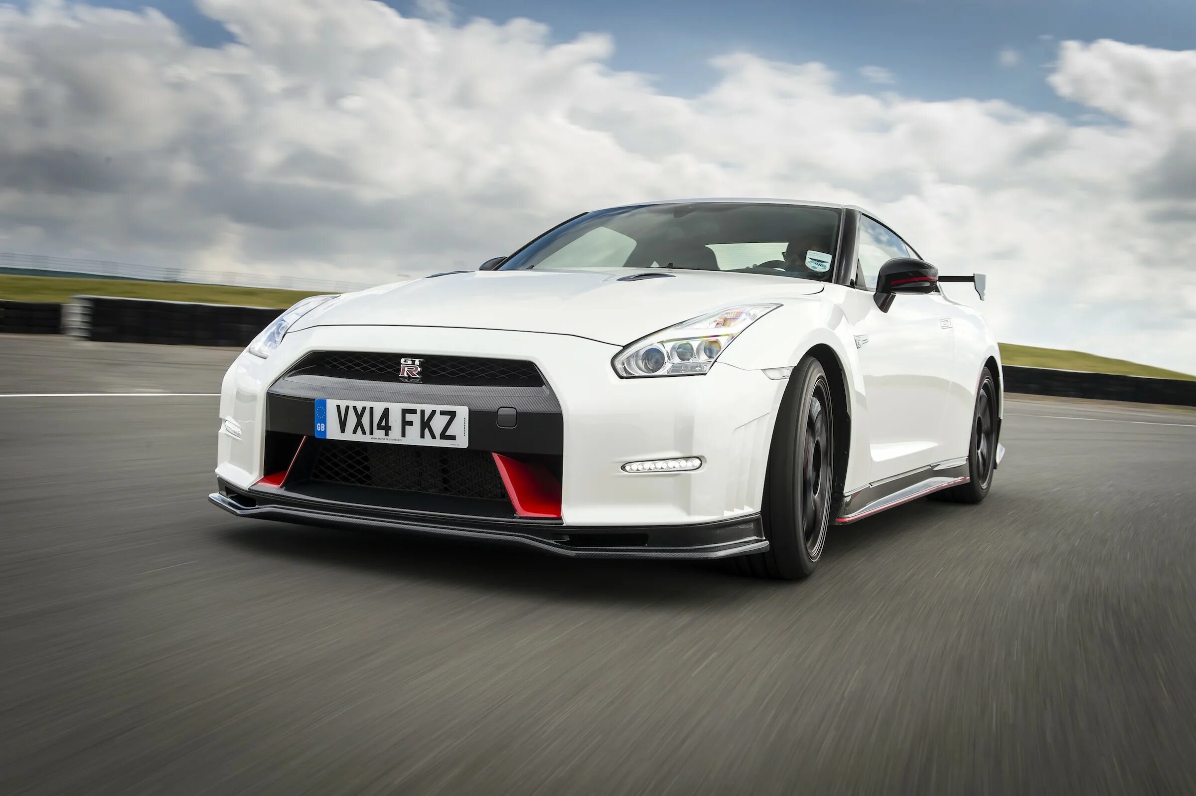 Nissan gtr r35 нисмо. Ниссан skyline r35 gtr. Nissan skyline gtr r35. Ниссан скайлайн гтр 35. Nissan gtr 35 nismo.