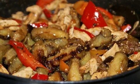 Мясо с баклажанами и помидорами на сковороде