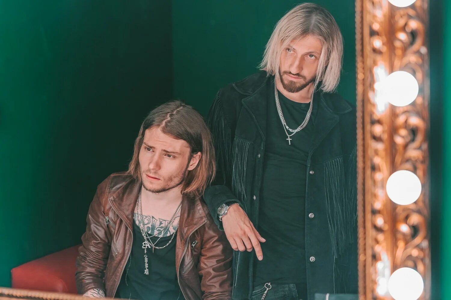 Мимо вселенной нервы. Мимо вселенной разрушительные сны обложка. Мимо вселенной подоконник. Мимо вселенной. Женя мильковский мимо вселенной.