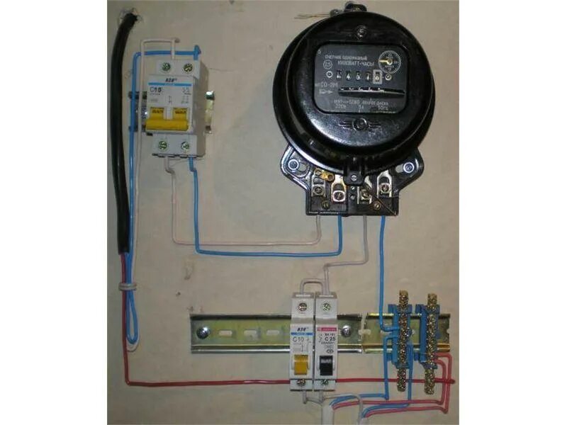 Схема подключения старого счетчика электроэнергии однофазного. Схема подключения электросчетчика и автоматов в квартире. Схема подключения от счетчика к автоматам. Как правильно подключить однофазный счетчик как автомат.