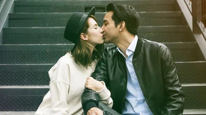 Поцелуй до рождества. We do kiss. Пара держит сердце. Девушки целуют парня пранк. Поцелуй под омелой традиция.