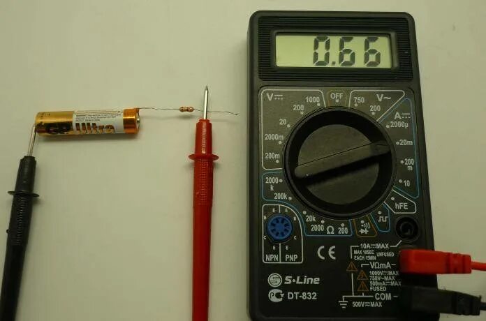 Как замерить амперы. Как измерить силу тока мультиметром. Мультиметр замер переменного тока 10а. Как измерить силу тока тестером. Измерение напряжения постоянного тока мультиметром.