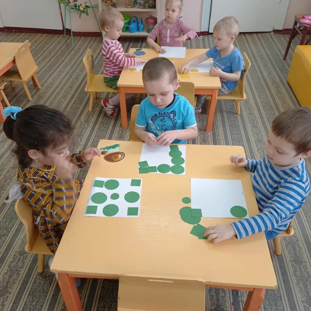 аппликация в младшей группе. занятие дом младшая группа. конструирование домика в младшей группе. игрушки в детском садике. занятие по конструированию в детском саду.