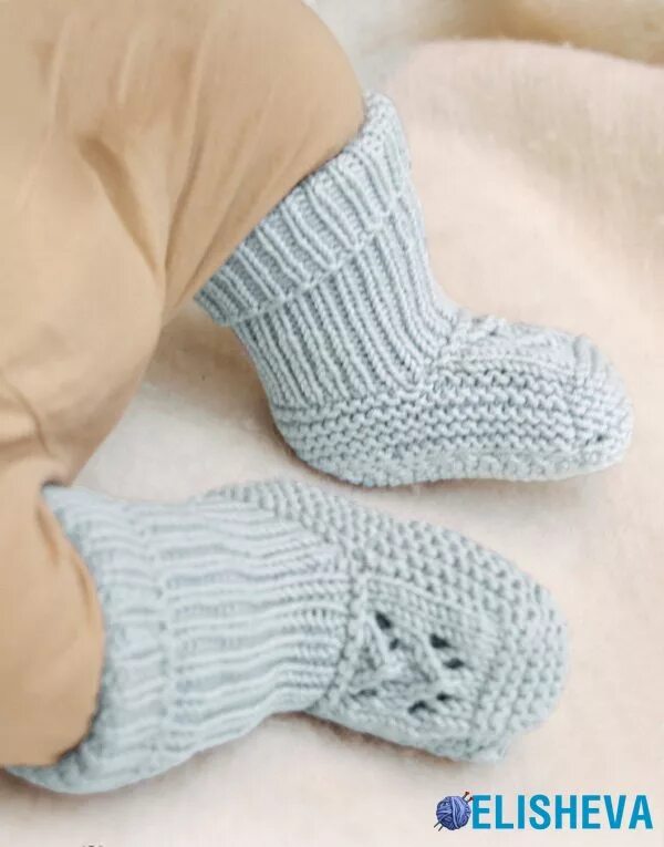 Носочки для новорожденных для начинающих. Детские носочки Дропс. Носочки Дропс спицами. Вязаные носочки для новорожденных. Носки для новорожденных спицами.