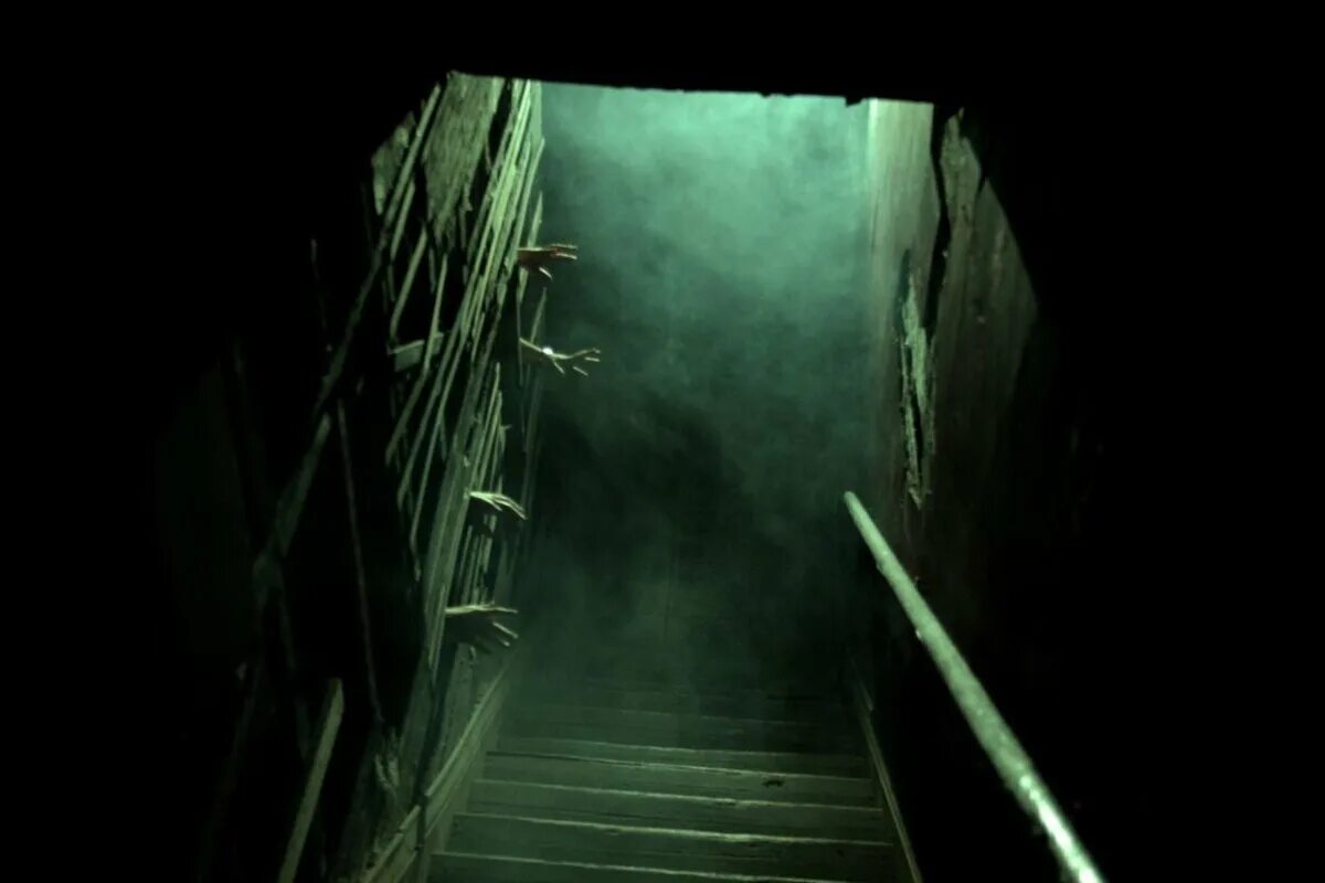 Страшная лестница. Лестница в темный подвал. Страшный погреб. Загадочные уровни
