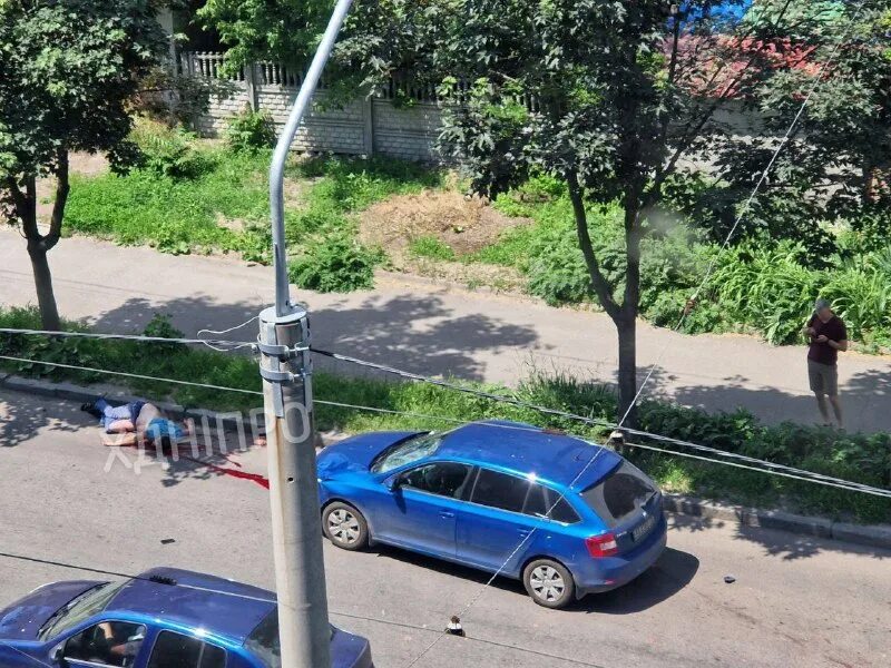 Воронка после взрыва. Машина на перекрестке. Что происходит в днепропетровске сейчас. Перевернутый город. Что происходит в днепре сейчас.