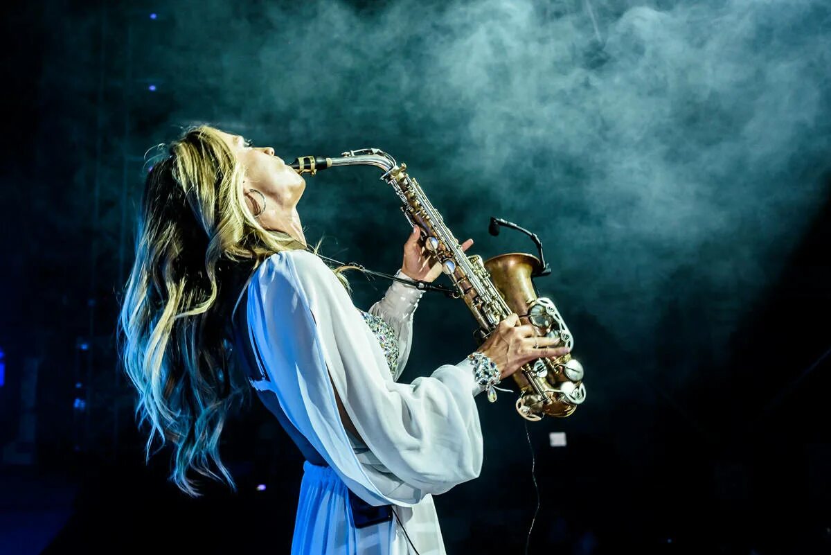 Елена шеремет саксофон. Фелисити саксофонистка. Фелисити саксофонистка. Саксофонист и девушка. Девушка саксофонистка.