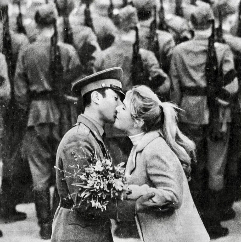 Советский прощание. Любовь на фронте. Влюбленные на войне.