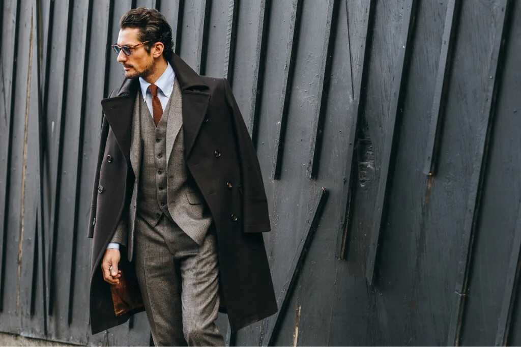 Костюм тройка деловой. Дэвид Ганди в пальто. David Gandy пальто. Дэвид Ганди 2020. Дэвид Ганди тренч.