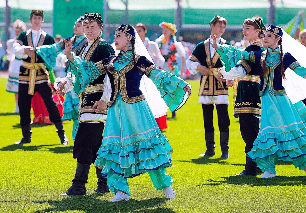 Музыкальная культура татарского народа. Сабантуй татарский национальный праздник. Татары Казанские Сабантуй. Татарстан праздник Сабантуй. Традиции Башкирии Сабантуй.