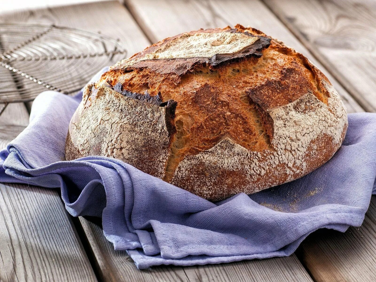 Свежеиспеченный. Круглый хлеб. Выпечка хлеба. Хлеб ржаной круглый. Хлеб на столе.