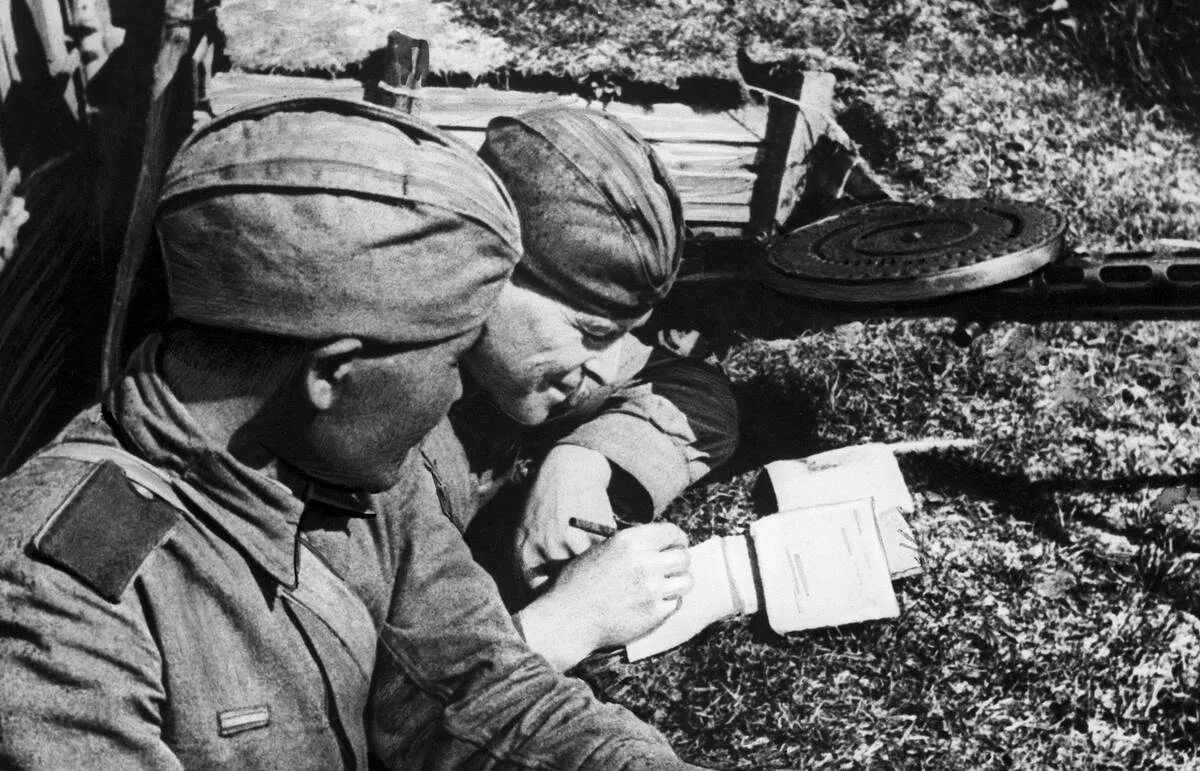Солдат пигет письмо с фрониа. Бойцы у костра на фронте. Солдат пишет письмо. Солдат пишет письмо вов. Солдат сидит на развалинах.