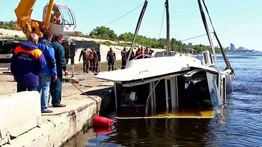 Средняя скорость баржи. Боевая баржа волга новосибирск. Баржа вышла из волги. Скорость самоходной баржи по течению. Буксир – толкач «рт-338.