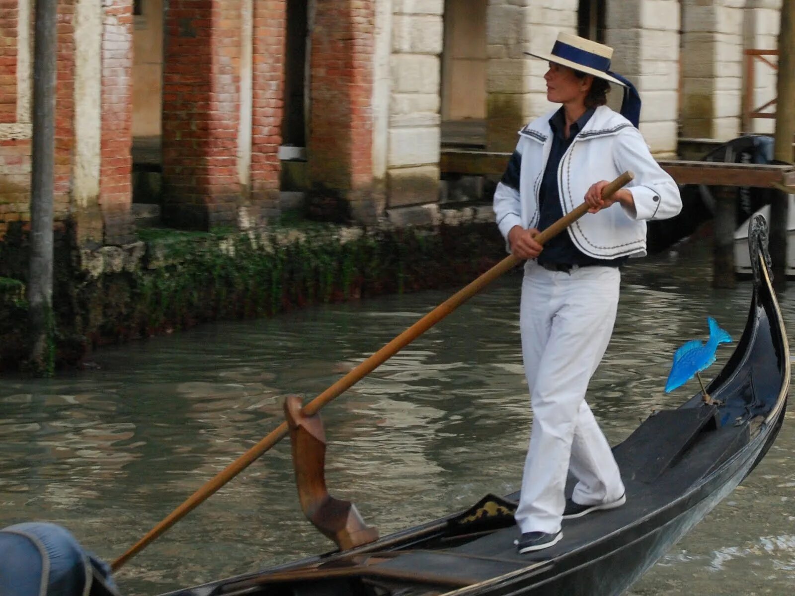 Италия гондольеры. Италия гондольер традиционная одежда. Венеция гондолы и гондольеры. Венеция. Гондольер это.