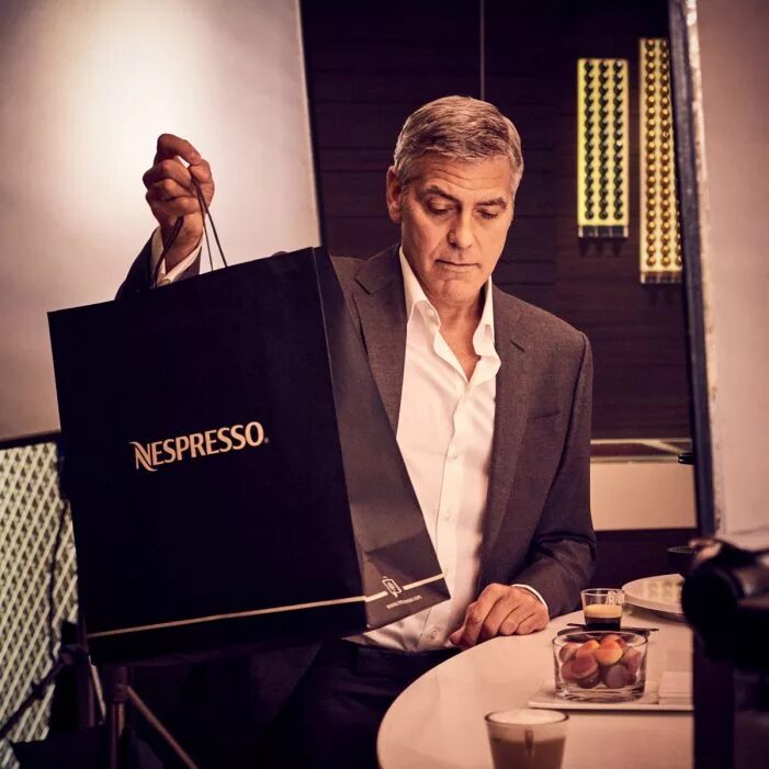 Рекламирует кофе. Джордж Клуни. Джордж Клуни Nespresso. Nespresso 2006 Джордж Клуни. Реклама неспрессо с Джорджем Клуни.