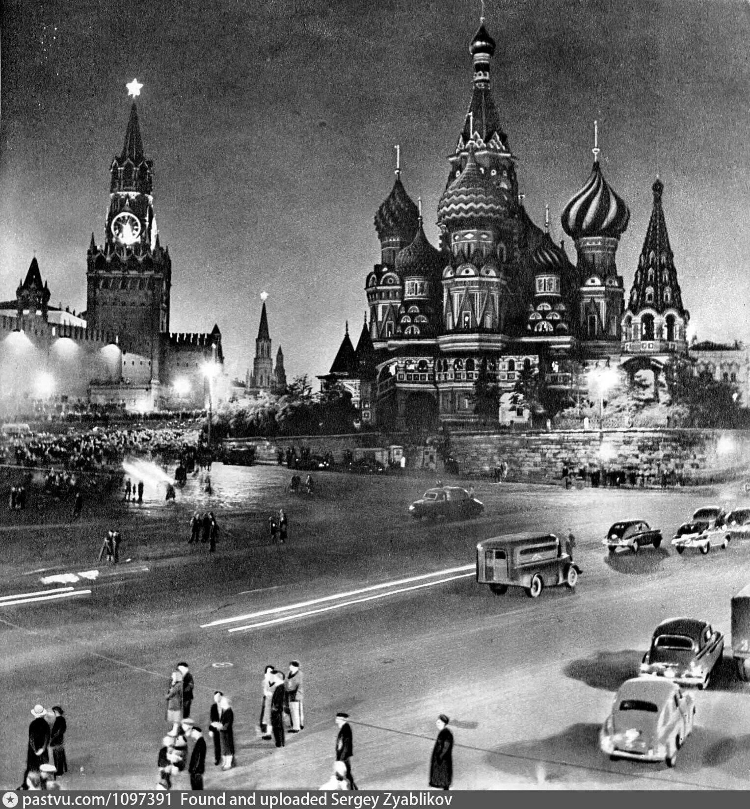 Салюты во время войны. Москва. Кремль. 1945 Год. Кремль Москва 1945. Москва 1941 1945 Кремль. ВОВ 1945 красная площадь.