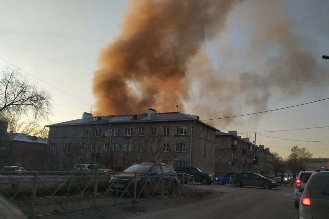 Пожар в Новосибирске сейчас. Пожар в Куликовке. Горит склад в Колпино. Пожар в толвой. Взрыв хлопок сегодня