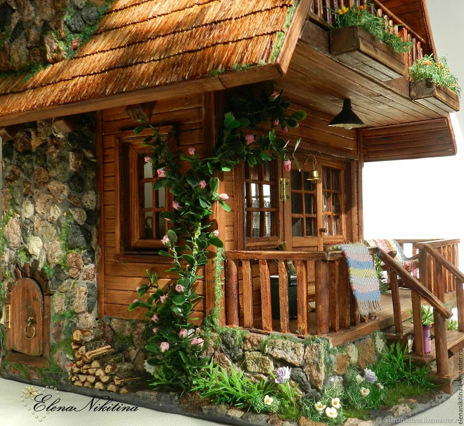 Дом мастеров купить. Сказочный деревянный домик. Сказочные миниатюрные домики. Сказочный домик из дерева. Деревянный домик миниатюра.